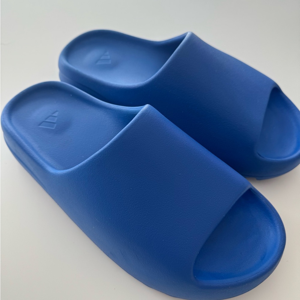 Adidas Yeezy Slides size 12 Azure Blue
